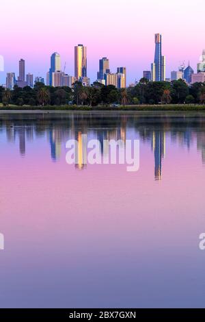 Melbourne, Australie. Vue sur l'horizon depuis le lac Albert Park au lever du soleil. Fichier volumineux. Banque D'Images