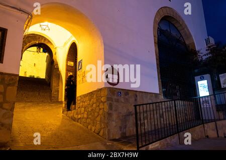 Vous traversera une arche menant au château. Iznajar, Andalousie. Espagne Banque D'Images