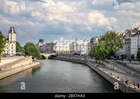 Paris, France - 3 juin 2020 : premier jour sur les bords de Seine après le confinement à cause du Covid-19. La population française est autorisée à aller o Banque D'Images