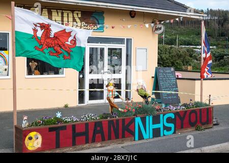 Drapeau gallois, et Union Jack, drapeau avec Thank You NHS,National Health Service,support,poster,bannière,public,support,extérieur,fermé,Sands,café,restaurant,qui,est,fermé,en raison,du,coronavirus,Covid 19,pandémie,dans,Borth,bord de mer,vacances,Resort,nord,Aberystwth,Ceregion,a fermé,5 miles de tourisme et de pays de Galles.a lieu de vacances,pays de Galles,pays de Galles,pays de Galles,a ouvert.a un grand nombre de Galles,de Galles,et de Galles,de Galles,de vacances,pays de Galles,et de Galles,le tourisme de Galles,a un grand nombre de pays de Galles,et de Galles,de Galles,et de mais il a aussi une économie avec beaucoup de compter sur le tourisme, les touristes. Banque D'Images