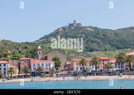 Vue sur Collioure, avec Château Royal de Collioure à distance, Pyrénées-Orientales, Languedoc Roussillon, France Banque D'Images
