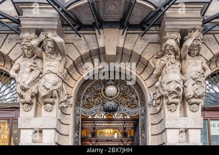 Budapest, Hongrie - 09 février 2020 : entrée avec relief de pierre de Faun au Palais de New York Banque D'Images