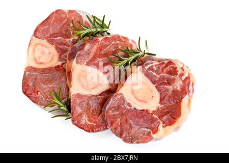 Tiges de veau Osso bucco brutes, vue de dessus, isolées sur blanc. Banque D'Images