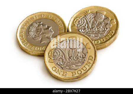 Pièces de une livre sterling neuves, isolées sur fond blanc. Banque D'Images