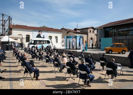 Athènes, Grèce. 5 juin 2020. Les gens assistent à une présentation pour promouvoir l'électromobilité à Athènes, Grèce, le 5 juin 2020. Pour marquer la Journée mondiale de l'environnement vendredi, le Premier ministre grec Kyriakos Mitsotakis a présenté le plan du gouvernement pour la promotion de l'électromobilité, et l'objectif est d'assurer l'électricité d'un véhicule neuf sur trois dans le pays d'ici 2030. Crédit: Lefteris Partsalis/Xinhua/Alay Live News Banque D'Images