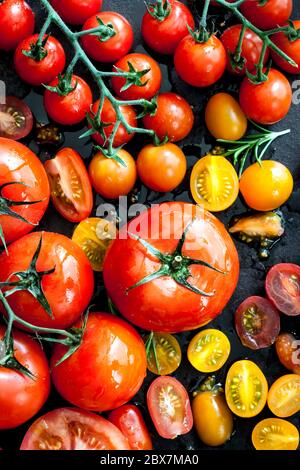 Variétés de tomates sur fer noir. Vue du dessus. Banque D'Images