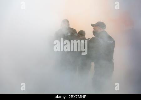 KIEV, UKRAINE - juin 05 2020 : la police est en fumée et en brouillard lors de la manifestation contre la violence policière dans la capitale ukrainienne Banque D'Images