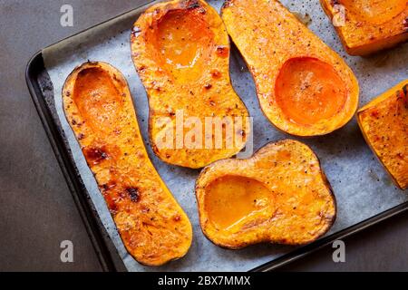 Citrouille butternut torréfaction, pour un réchauffement de la soupe. Vue de dessus sur four bac. Banque D'Images