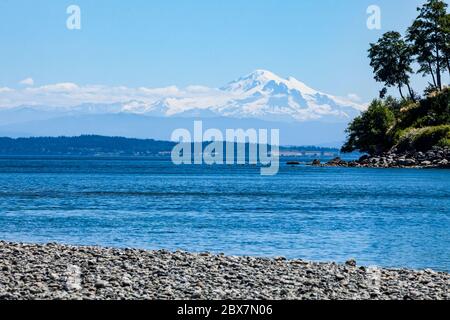 Vue vers l'est depuis North Beach sur Orcas Island, Washington, vers Mount Baker, Washington, USA. Banque D'Images