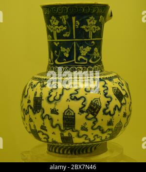 Vase en ceram bleu blanc montré dans le musée d'Istanbul Banque D'Images