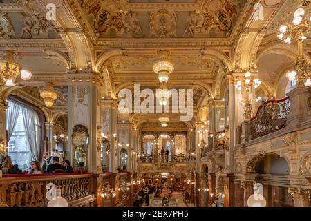 Budapest, Hongrie - 09 février 2020 : salle d'or de luxe à l'intérieur du New York Cafe Banque D'Images