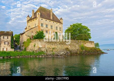 France, Yvoire, Port des pêcheurs, Château (château) 14C, tôt le matin Banque D'Images