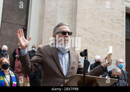 Le rabbin DANIEL WEINER mène une prière lors d'une veillée à la cathédrale Saint-Jacques à Seattle le vendredi 5 juin 2020. Le clergé de nombreuses traditions de foi se rassemblait pour un "moment de prière et de lament" pour prier et observer huit minutes, 46 secondes de silence en souvenir de George Floyd. Weiner est le rabbin principal du Temple de Hirsch Sinai de Seattle. Banque D'Images