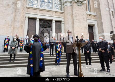 Le rabbin DANIEL WEINER mène une prière lors d'une veillée à la cathédrale Saint-Jacques à Seattle le vendredi 5 juin 2020. Le clergé de nombreuses traditions de foi se rassemblait pour un "moment de prière et de lament" pour prier et observer huit minutes, 46 secondes de silence en souvenir de George Floyd. Weiner est le rabbin principal du Temple de Hirsch Sinai de Seattle. Banque D'Images