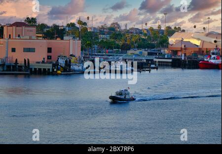 Bateau de police dans le port de Los Angeles Banque D'Images