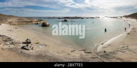 Danemark Australie occidentale 9 novembre 2019 : baigneurs dans les célèbres Green pools, un rockpool naturel isolé idéal pour la baignade en toute sécurité Banque D'Images