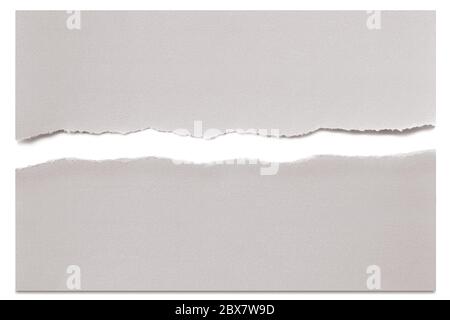 Papier blanc déchiré en moitié sur blanc avec une ombre molle. Banque D'Images