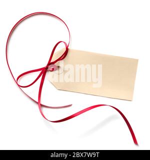 Étiquette cadeau vierge avec noeud en ruban rouge, isolée sur blanc. Banque D'Images