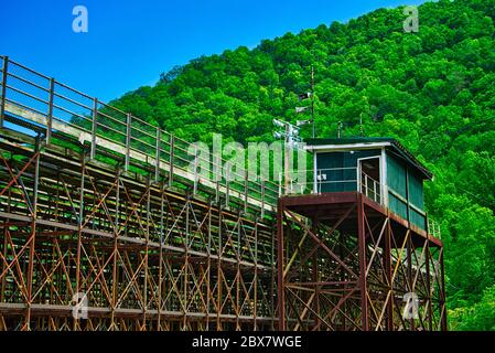 Stands de football abandonnés et boîte de presse Banque D'Images