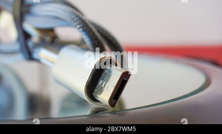 Fermez le câble du chargeur USB Banque D'Images