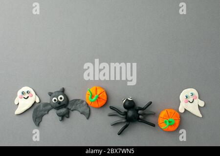 Citrouilles d'Halloween, fantômes, chauve-souris et araignée pour les vacances saisonnières festival Halloween Days créer à partir d'argile de couleur sur fond gris, idée de bricolage pour les enfants, Banque D'Images