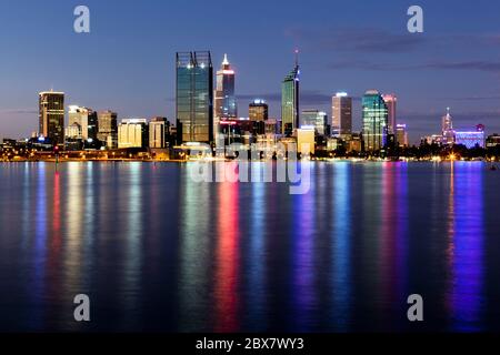 Perth, Australie occidentale, vue de nuit dans la rivière Swan. Banque D'Images