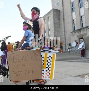 5 juin 2020, racine, Wisconsin, États-Unis : environ 100 voitures ont été roulant à travers racine, Wisconsin dans une « Caravan for Justice » le vendredi 5 juin 2020, pour protester contre l'assassinat par la police de Minneapolis de George Floyd et, il y a un an, de Tirese West par un policier du village de Mount Pleasant. La caravane a terminé le centre-ville, entre le palais de justice du comté et le centre d'application de la loi du comté (qui abrite les salles d'audience et la prison du comté) de l'autre côté de la rue. Un rassemblement a eu lieu sur les marches du palais de justice où EVE GLEICHAUF, 7 ans, est venu à vélo avec ses parents, dont son père BRIAN GLEICHAUF. (Crédit I Banque D'Images