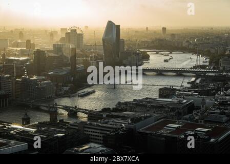 Vue sur la ville de Londres et la Tamise au coucher du soleil Banque D'Images