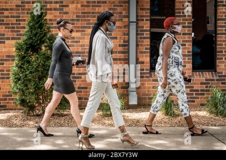Minneapolis, Minnesota / États-Unis - juin 04 2020 : George Floyd sœurs et cousins arrivent pour le service commémoratif après que les vies noires comptent minneapolis prote Banque D'Images