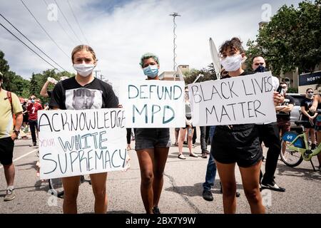Minneapolis, Minnesota / USA - juin 04 2020 : les personnes blanches, diverses et noires comptent des manifestants qui s'unissent en paix au George Floyd Family Memorial Servic Banque D'Images