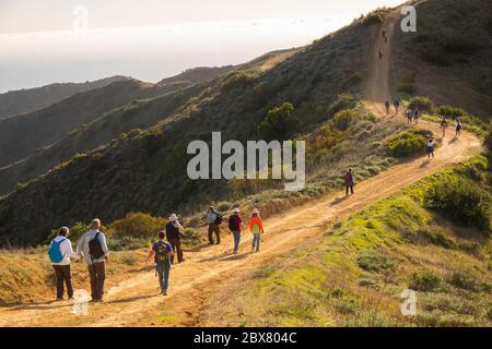 Les gens qui font de la randonnée à un atelier de photographie à Catalina Island CA Banque D'Images