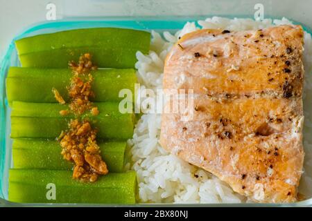 Okra à la vapeur et saumon cuit servi avec du riz blanc Banque D'Images