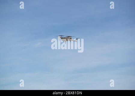 Drone volant dans un ciel bleu avec des nuages en arrière-plan. Drone volant dans un ciel bleu ciel nuageux. Drone quad copter avec caméra numérique haute résolution Banque D'Images