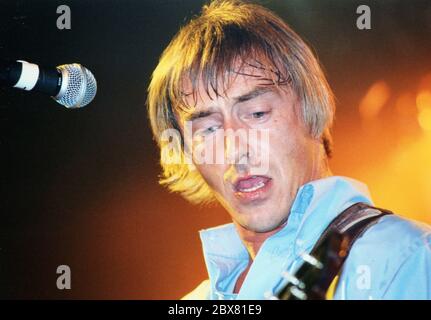 05 juin 2020 - L'icône britannique du rock Paul Weller (The Jam and the style Council) annonce la sortie d'un nouvel album intitulé on Sunset pour juin 2020. Photo du dossier : Paul Weller se produit sur scène en 1992 au concert Hall, Toronto, Ontario, Canada. Banque D'Images