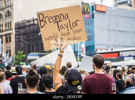 Les manifestants ont tenu un mémorial pour Breonna Taylor, qui aurait 27 ans si ce n'est par la brutalité de la police. Banque D'Images