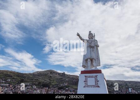 Une statue de Manco Capac dans le parc Huajsapata surplombant la ville de Puno au Pérou. Photo de haute qualité Banque D'Images