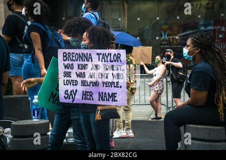 Les manifestants ont tenu un mémorial pour Breonna Taylor, qui aurait 27 ans si ce n'est par la brutalité de la police. Banque D'Images