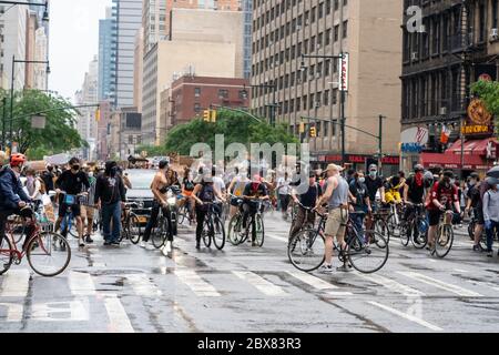 NEW YORK, NY - 05 JUIN : des personnes en vélo rejoignent les manifestants tandis que les manifestations se poursuivent à Manhattan à la suite du meurtre de George Floyd par un Minneapolis Banque D'Images