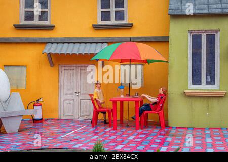 Kolkata, Inde. Une création inspirée par les voyages de Gulliver par Jonathan Swift.Funny image d'un Lilliput jouets est assis à une table basse dans la cour. Oct Banque D'Images