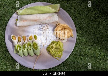 Roti Sai Mai est le nom de la sucrerie de coton thaïlandais enveloppée de pâte à pâtisserie servant sur une assiette blanche. Le fil de soie roti est l'un des thaïlandais préférés Banque D'Images