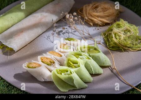 Roti Sai Mai est le nom de la sucrerie de coton thaïlandais enveloppée de pâte à pâtisserie servant sur une assiette blanche. Le fil de soie roti est l'un des thaïlandais préférés Banque D'Images