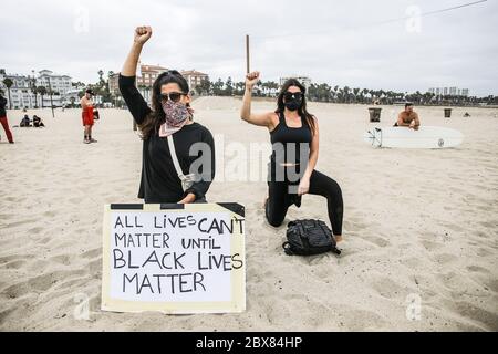 Santa Monica, États-Unis. 05e juin 2020. Les manifestants prennent le genou pendant la manifestation. Les manifestants ont défilé de la jetée de Venice Beach à la jetée de Santa Monica pour honorer George Floyd et pour appeler à des réformes pour mettre fin à la brutalité policière. Crédit : SOPA Images Limited/Alamy Live News Banque D'Images