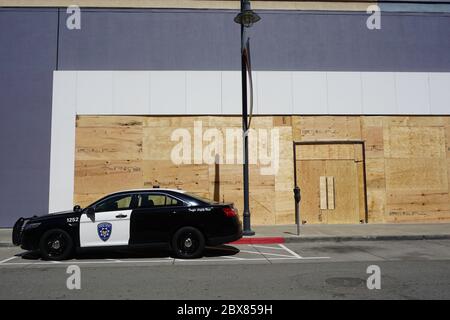 Voiture de police garée devant l'Apple Store, montée après les émeutes de George Floyd. Bay Street Mall, Emeryville, Californie, États-Unis Banque D'Images