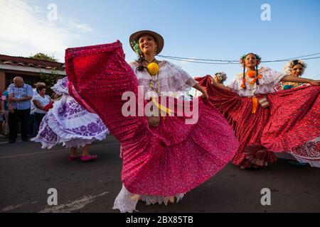 Femmes dans les polleras lors de l'événement annuel "El desfile de las mil polleras" (mille polleras) à Las Tablas, province de Los Santos, République du Panama. Banque D'Images