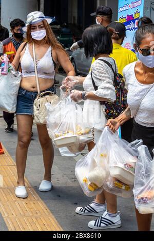 Des volontaires donnent gratuitement de la nourriture aux pauvres de la banque alimentaire pendant la pandémie de Covid, Bangkok, Thaïlande Banque D'Images