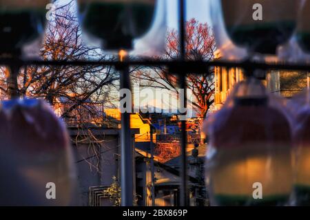 Vue sur le mont japonais sacré Fujiyama à une distance à l'horizon de la terrasse publique locale dans le quartier de Shimo-Kitazawa de la ville de Tokyo. Banque D'Images