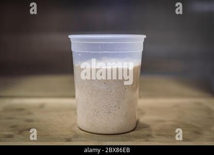 Blanc pétillant et levain de blé de départ après l'alimentation, en préparation pour mélanger la pâte pour le pain rustique artisanal de levain, série photo Banque D'Images