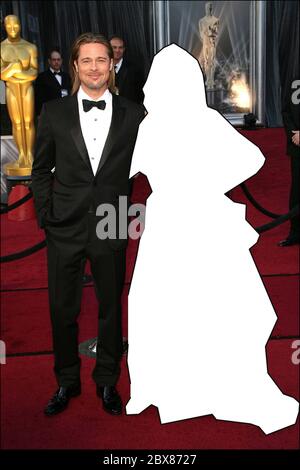 QUIZ PHOTO : pouvez-vous deviner qui est la célébrité manquante de cette célèbre pose aux côtés de Brad Pitt sur le tapis rouge des Oscars en 2012 ? RÉPONSE : Angelina Jolie Brad Pitt et Angelina Jolie 84e Prix annuels de l'Académie (Oscars) au Kodak Theatre - arrivées Los Angeles, Californie - 26.02.12 avec: Brad Pitt et Angelina Jolie où: Los Angeles, CA, États-Unis quand: 26 févr. 2012 crédit: Adriana M. Bar où: Los Angeles, Californie, États-Unis quand: 26 Fév 2012 crédit: Adriana M. Barraza/WENN Banque D'Images