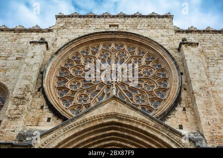 Fenêtre rose sur la façade du monastère de Sant Cugat del Vallés Catalogne (Espagne) Banque D'Images