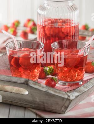 Komapot aux fraises. Boisson froide aux fruits polonais et d'Europe centrale. Banque D'Images